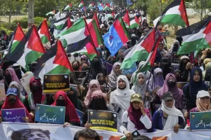 University students take part in a rally called by a religious student group Islami Jamiat Talaba against the Israeli airstrikes and to show solidarity with Palestinian people living in Gaza, in Lahore, Pakistan, Thursday, April 17, 2025. (AP Photo/K.M. Chaudary)


Associated Press/LaPresse