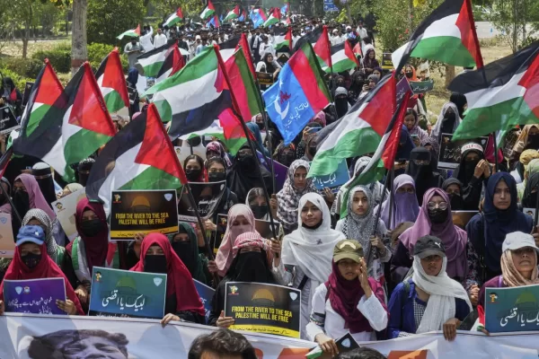 University students take part in a rally called by a religious student group Islami Jamiat Talaba against the Israeli airstrikes and to show solidarity with Palestinian people living in Gaza, in Lahore, Pakistan, Thursday, April 17, 2025. (AP Photo/K.M. Chaudary)


Associated Press/LaPresse