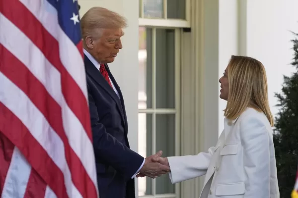 Meloni a Washington per acquistare gas USA, ma i pacifisti vogliono fare affari con Putin