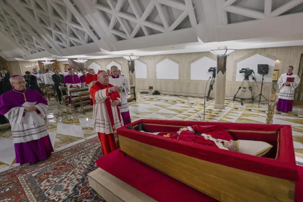 Le foto della salma di Papa Francesco nella cappella di Casa Santa Marta: la cassa di legno e il rosario tra le mani