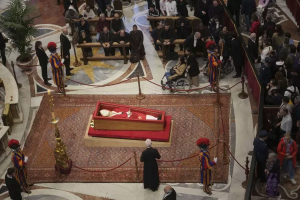 Faithful pay their respects to Pope Francis lying in state inside St. Peter’s Basilica at the Vatican, Thursday, April 24, 2025. (AP Photo/Alessandra Tarantino)
