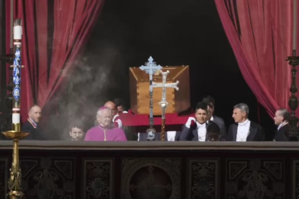 the coffin of Pope Francis is carried into St. Peter’s Square during his funeral at the Vatican, Saturday, April 26, 2025. (AP Photo/Andrew Medichini) the coffin of Pope Francis is carried into St. Peter’s Square during his funeral at the Vatican, Saturday, April 26, 2025. (AP Photo/Andrew Medichini)