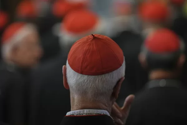 Conclave, inizierà il 7 maggio. I cardinali: “Sarà lungo, non ci conosciamo”. I preparativi, gli accordi e Santa Marta pronta a blindarsi