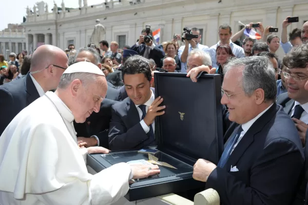 Funerali Papa Francesco, Lazio-Parma verso il rinvio. Il flusso di pellegrini che blocca una città