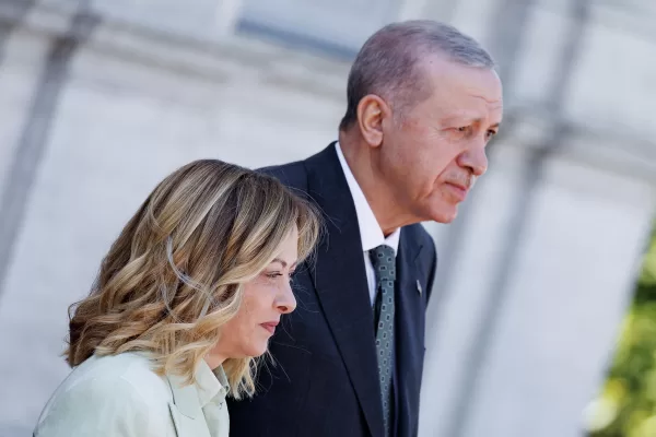 Elif Shafak, scrittrice femminista tra gli espatriati turchi: “Siamo preoccupati da disinformazione e monopolio del potere”