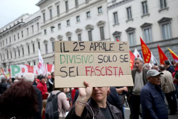 ANNIVERSARIO DELLA LIBERAZIONE, CORTEO DEL 25 APRILE, CARTELLO IL 25 APRILE E’ DIVISIVO SLO SE SEI FASCISTA
