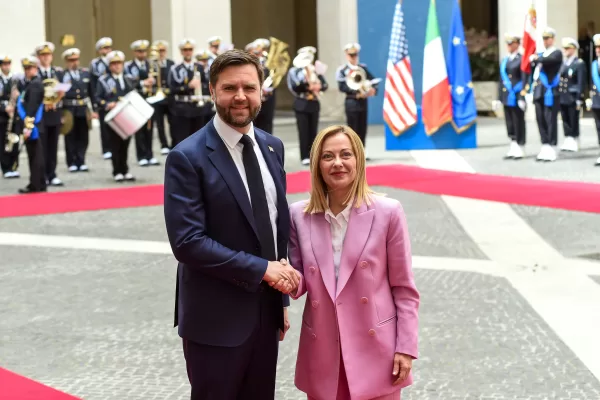 Meloni riceve JD Vance a Roma: “Rapporto privilegiato di cui vado orgogliosa”. Trump accetta l’invito in Italia