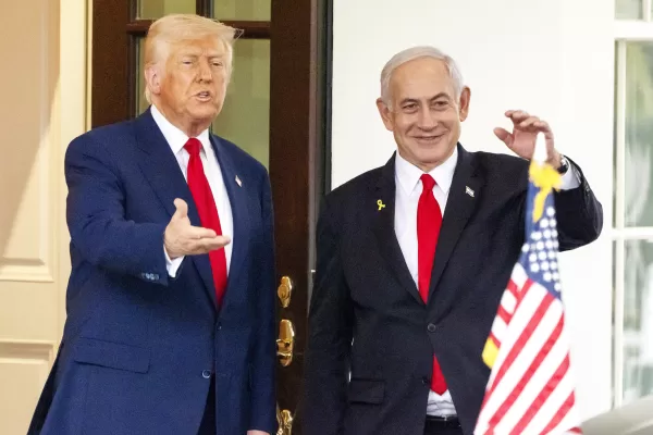 President Donald Trump, left, and Israel’s Prime Minister Benjamin Netanyahu wave as Netanyahu leaves the West Wing of the White House, Monday, April 7, 2025, in Washington. (AP Photo/Mark Schiefelbein)

Associated Press/LaPresse