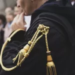 Condanna imputato a 11 anni ma pronuncia la sentenza prima di dare parola alla difesa. Da chi vengono giudicati questi magistrati?