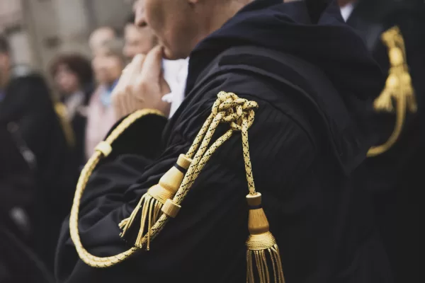 Condanna imputato a 11 anni ma pronuncia la sentenza prima di dare parola alla difesa. Da chi vengono giudicati questi magistrati?