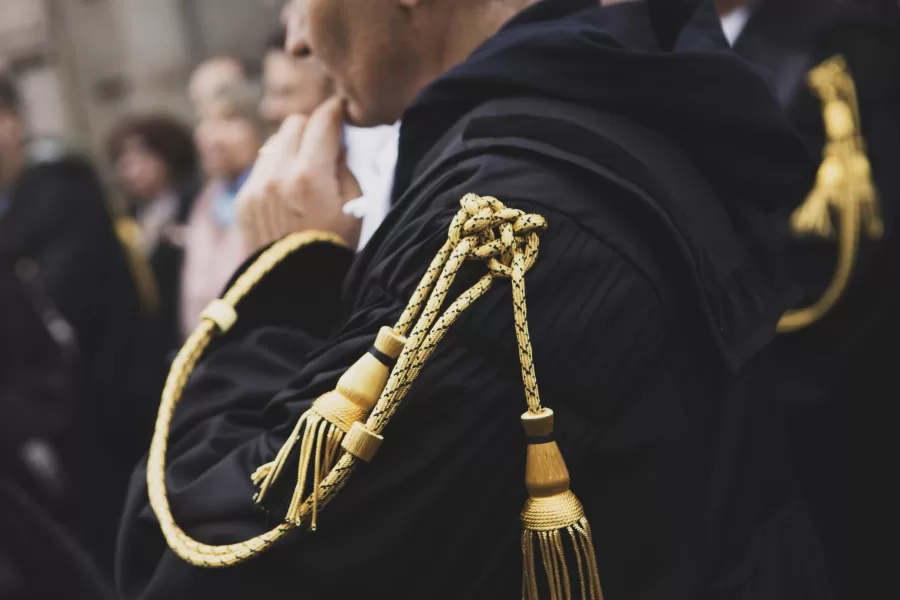 Condanna imputato a 11 anni ma pronuncia la sentenza prima di dare parola alla difesa. Da chi vengono giudicati questi magistrati?