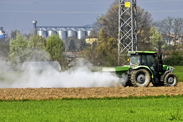 Tiziano Manzoni/LaPresse 
5–04- 2024 Bergamo, Italia 
Cronac coltivazione e insetticida
Nella Foto trattore nel campo