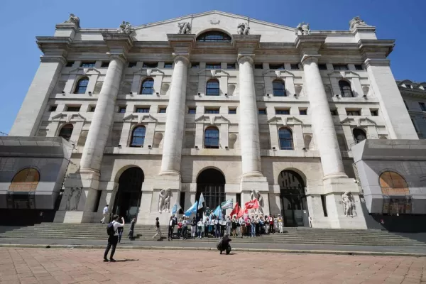 Trump come il Covid, perché le borse sono crollate: l’incubo recessione e l’apertura a investire negli Usa