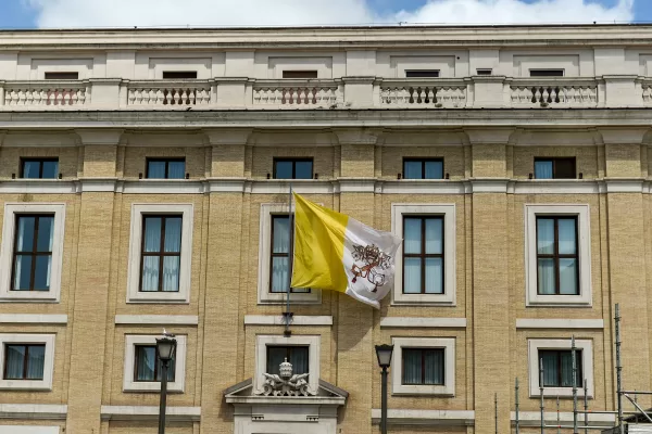 GIORNATA DELLA TRASLAZIONE DELLA BARA DI PAPA FRANCESCO NELLA BASILICA DI SAN PIETRO, BANDIERA VATICANO BANDIERE
