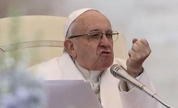 Papa Francesco e gli scivoloni, la stretta relazione tra sacro e profano e le crisi dell’ufficio stampa del Vaticano