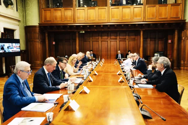 Il Presidente del Consiglio, Giorgia Meloni, incontra le rappresentanze imprenditoriali sui dazi a Palazzo Chigi, Roma (Italia) 8 aprile 2025 (Foto Filippo Attili/Palazzo Chigi/LaPresse)
DISTRIBUTION FREE OF CHARGE – NOT FOR SALE – Obbligatorio citare la fonte LaPresse/Palazzo Chigi/Filippo Attili Il Presidente del Consiglio, Giorgia Meloni, incontra le rappresentanze imprenditoriali sui dazi a Palazzo Chigi, Roma (Italia) 8 aprile 2025 (Foto Filippo Attili/Palazzo Chigi/LaPresse)
DISTRIBUTION FREE OF CHARGE – NOT FOR SALE – Obbligatorio citare la fonte LaPresse/Palazzo Chigi/Filippo Attili