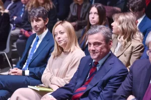 I partiti restano divisi sulla politica estera: Conte a doppia sponda, Schlein pacifista neutralista, ma solo Calenda può criticare Giorgia