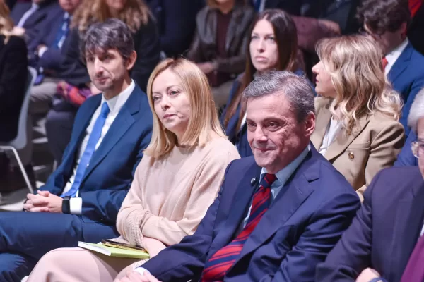 I partiti restano divisi sulla politica estera: Conte a doppia sponda, Schlein pacifista neutralista, ma solo Calenda può criticare Giorgia