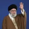 In this photo released by the official website of the office of the Iranian supreme leader, Supreme Leader Ayatollah Ali Khamenei waves to the crowd during his meeting with a group of people and officials in Tehran, Iran, Friday, March 21, 2025. (Office of the Iranian Supreme Leader via AP)


Associated Press/LaPresse
