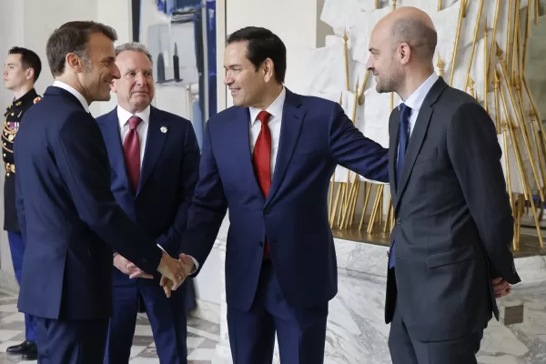 French President Emmanuel Macron, left, welcomes US Secretary of State Marco Rubio, 2nd right, US Special Envoy Steve Witkoff, 2nd left, and France’s Minister for Foreign Affairs Jean-Noel Barrot for a meeting at the Elysee Palace in Paris, Thursday April 17, 2025. (Ludovic Marin, Pool Photo via AP)
Associated Press/LaPresse French President Emmanuel Macron, left, welcomes US Secretary of State Marco Rubio, 2nd right, US Special Envoy Steve Witkoff, 2nd left, and France’s Minister for Foreign Affairs Jean-Noel Barrot for a meeting at the Elysee Palace in Paris, Thursday April 17, 2025. (Ludovic Marin, Pool Photo via AP)
Associated Press/LaPresse