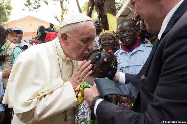 Foto Osservatore Romano/LaPresse
29-11-2015 Bangui – AFrica
Cronaca
Papa Francesco visita il Campo Profughi del St. Sauveur a Bangui
Nella foto: Papa Francesco


DISTRIBUTION FREE OF CHARGE – NOT FOR SALE