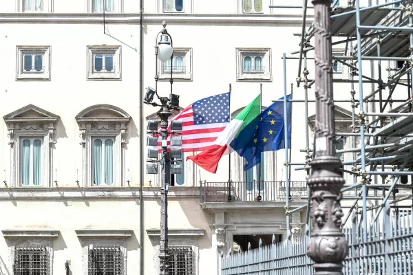 VISITA DEL VICEPRESIDENTE DEGLI STATI UNITI D’AMERICA VANCE ALLA PRESIDENTE DEL CONSIGLIO MELONI PALAZZO CHIGI BANDIERA BANDIERE EUROPA ITALIA STATI UNITI