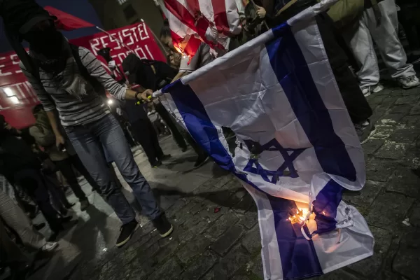 Protesters set fire to an Israeli national flag during an event of solidarity with the Palestinian people amid the ongoing Israel-Hamas war, in Rio de Janeiro, Brazil, Thursday, Oct. 19, 2023. (AP Photo/Bruna Prado)
Associated Press/LaPresse
Only Italy and Spain Protesters set fire to an Israeli national flag during an event of solidarity with the Palestinian people amid the ongoing Israel-Hamas war, in Rio de Janeiro, Brazil, Thursday, Oct. 19, 2023. (AP Photo/Bruna Prado)
Associated Press/LaPresse
Only Italy and Spain