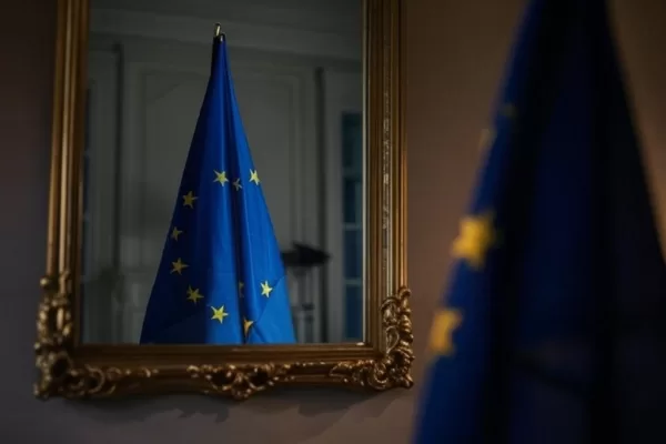 Abbandonata dagli Usa e senza leadership: L’Europa deve ridefinire la propria identità