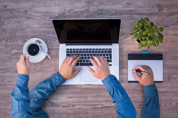 Stress e insoddisfazione colpiscono gli italiani: affermarsi in azienda è un’impresa. La consolazione arriva dagli over 64…