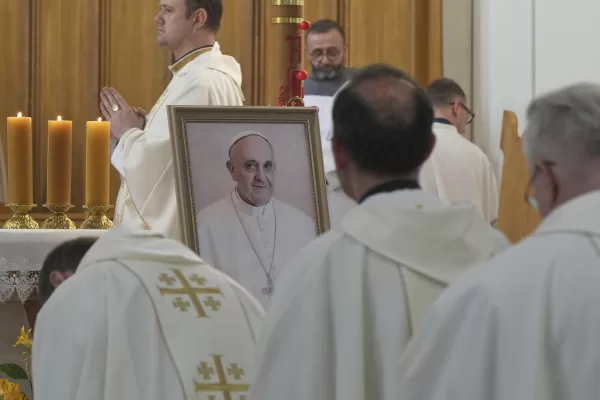 Catholic priests lead a mass to commemorate the late Pope Francis at the Cathedral of the Assumption of the Blessed Virgin Mary in St. Petersburg, Russia, Thursday, April 24, 2025. (AP Photo/Dmitri Lovetsky) 


Associated Press / LaPresse
Only italy and Spain