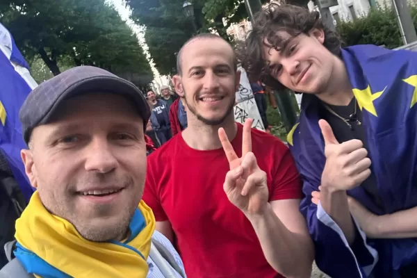 Torino, militanti partito Liberaldemocratico aggrediti al corteo del 25 aprile. Pernice: “Insulti e spintoni perché avevamo bandiere Ue e Ucraina” Torino, militanti partito Liberaldemocratico aggrediti al corteo del 25 aprile. Pernice: “Insulti e spintoni perché avevamo bandiere Ue e Ucraina”