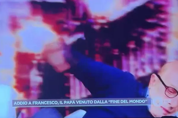 Il video di Sallusti, cade dalla sedia mentre parla di Papa Francesco: “Ti è arrivata una saetta…”