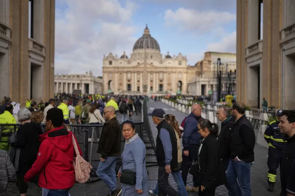People arrive in St. Peter’s Square to pay their respects to the late Pope Francis, lying in state at St. Peter’s Basilica for the final day, at the Vatican, Friday, April 25, 2025. (AP Photo/Andreea Alexandru) 


associated Press / LaPresse
Only italy and Spain