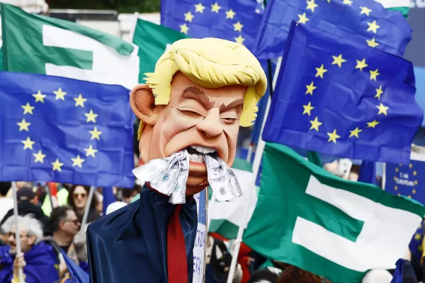 Gli americani iniziano a ribellarsi a Trump, il miliardario che gioca d’azzardo sulla loro pelle