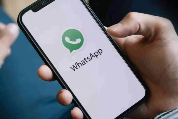 Il decalogo per sopravvivere a Whatsapp, le buone maniere nell’epoca delle notifiche: chiamare direttamente nel 2025 è come entrare in bagno senza bussare