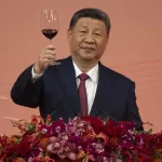 Chinese President Xi Jinping makes a toast after delivering his speech during a welcoming dinner, ahead of celebrations for the 25th anniversary of Macao’s handover from Portugal to China, in Macao, Thursday, Dec. 19, 2024. (AP Photo/Anthony Kwan, Pool) 

Associated Press/LaPresse