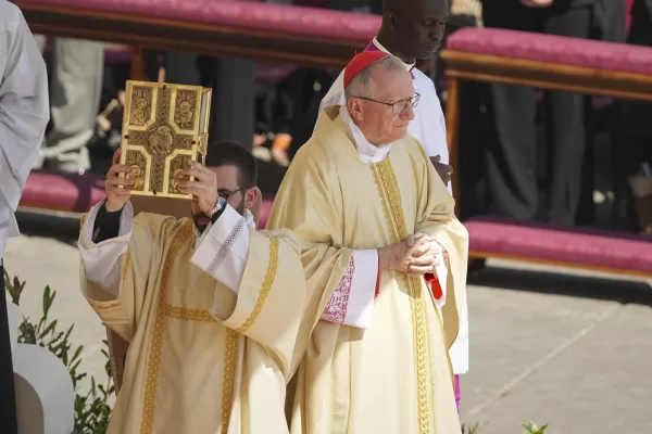 Vatican Secretary of State, Cardinal Pietro Parolin presides over a mass on the second of nine days of mourning for late Pope Francis in St. Peter’s Square, at the Vatican, Sunday, April 27, 2025. (AP Photo/Andreea Alexandru)

Associated Press/LaPresse