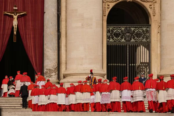 La monarchia assoluta in Vaticano: Papa, cardinali e spirito santo mentre a Bruxelles si litiga