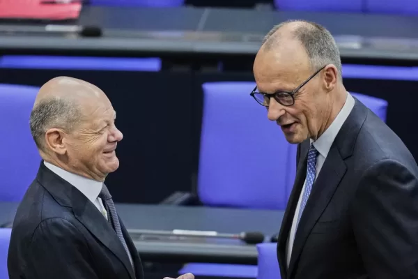 Friedrich Merz, right, talks to outgoing Chancellor Olaf Scholz in the parliament Bundestag in Berlin, Tuesday, May 6, 2025. (AP Photo/Ebrahim Noroozi)

Associated Press/LaPresse