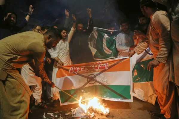 Protestors burn an Indian flag during a demonstration condemning Indian missile strikes, in Hyderabad, Pakistan, Wednesday, May 7, 2025. (AP Photo/Pervez Masih)
Associated Press / LaPresse
Only italy and Spain Protestors burn an Indian flag during a demonstration condemning Indian missile strikes, in Hyderabad, Pakistan, Wednesday, May 7, 2025. (AP Photo/Pervez Masih)
Associated Press / LaPresse
Only italy and Spain