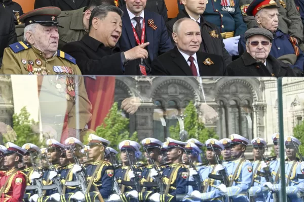 Russian President Vladimir Putin, centre right, and Chinese President Xi Jinpin, centre left, talk as Myanmar’s servicemen are reflected in a stand’s glass, during the Victory Day military parade in Moscow, Russia, Friday, May 9, 2025, during celebrations of the 80th anniversary of the Soviet Union’s victory over Nazi Germany during the World War II. (Sergei Bobylev/Photo host agency RIA Novosti via AP)

Associated Press/LaPresse