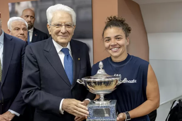 Roma – Il Presidente Sergio Mattarella e la Signora Laura nel corso della finale singolare femminile di tennis della manifestazione Internazionali BNL dItalia 2025, oggi 17 maggio 2025
(Foto di Paolo Giandotti – Ufficio per la Stampa e la Comunicazione della Presidenza della Repubblica)


Ufficio stampa Quirinale
DISTRIBUTION FREE OF CHARGE – NOT FOR SALE