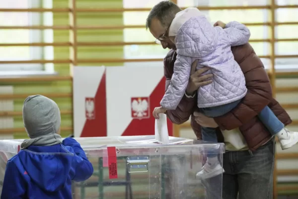 Voters cast their ballots polling stations opened in the first round of Poland’s presidential elections in Warsaw, on Sunday, May 18, 2025. (AP Photo/Czarek Sokolowski) 


Associated Press / LaPresse
Only italy and Spain

Associated Press/LaPresse