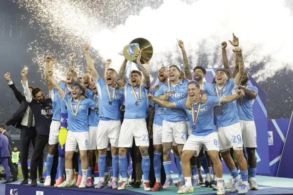 La festa del Napoli campione, i mille culure tinti d’azzurro: il quarto scudetto della città che non dorme mai