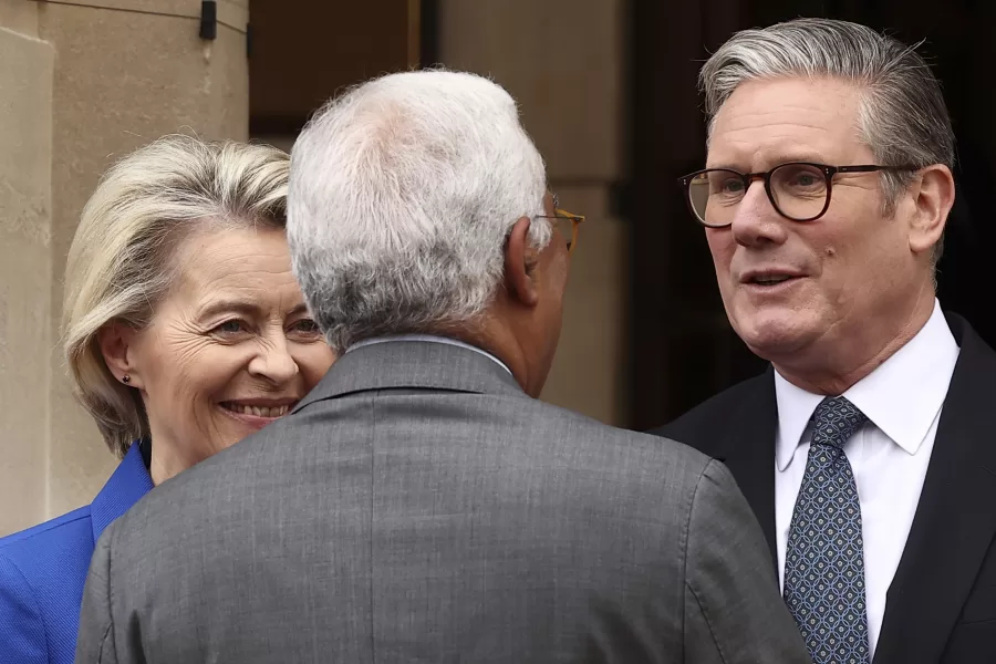 Britain’s Prime Minister Keir Starmer, right, welcomes European Commission President Ursula von der Leyen and European Council President Antonio Costa ahead of a United Kingdom and European Union summit at Lancaster House, London, Monday, May 19, 2025. (Henry Nicholls/Pool Photo via AP)

Associated Press/LaPresse