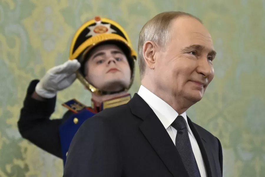 Russian President Vladimir Putin arrives for a meeting with Malaysian Prime Minister Anwar Ibrahim at the Kremlin in Moscow, Russia, Wednesday, May 14, 2025. (Alexander Nemenov/Pool Photo via AP)

Associated Press/LaPresse