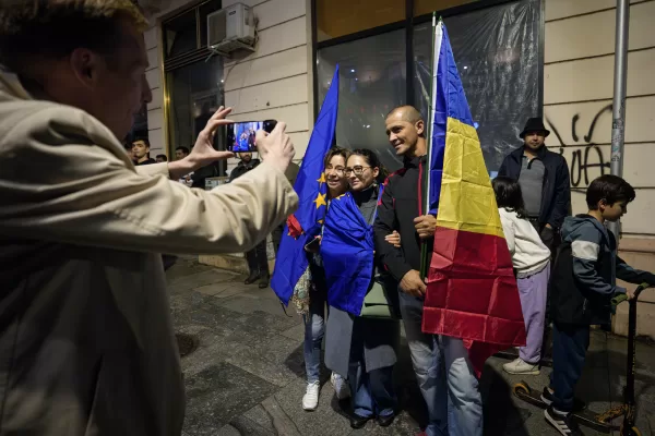 Supporters of presidential candidate Nicusor Dan pose with European Union and Romanian flags after polls closed for the second round of the country’s presidential election redo in Bucharest, Romania, Sunday, May 18, 2025. (AP Photo/Andreea Alexandru)

Associated Press/LaPresse