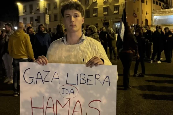 “Gaza libera da Hamas”. Il cartello che irrita i pro-Pal e la testimonianza di un odio puro
