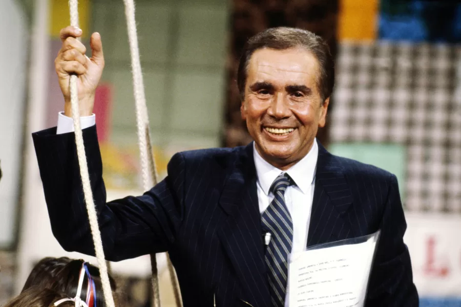 ©lapresse
archivio storico
spettacolo
televisione
anni ’80
Enzo Tortora
nella foto: il giornalista e presentatore televisivo Enzo Tortora durante la trasmissione Portobello