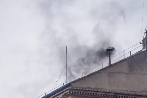 Conclave, gli orari delle fumate: la prima nella serata del 7 maggio, poi saranno fino a quattro al giorno